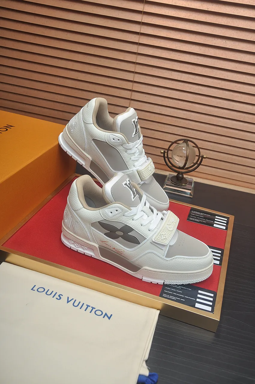 Men's men's shoes 💰640💶Original development, quality shipping, welcome to compare - LV sneaker series LV Trainer Maxi sneakers introduce the loose silhouette of the ready-to-wear series into the LV Trainer sneaker design written by Virgil Abloh, making an eye-catching appearance in the spring and summer men's wear shows. The cow leather upper is combined with rough fabric laces, and colorful beading highlights the brand's classic elements. LV letters mark the tongue and Monogram floral outsole. Mixed materials Made of first-layer cowhide, wrapped in imported custom-printed denim, thick shoelace design, large Monogram print on the side, "lv 54" badges on the tongue and heel, rubber outsole decorated with Monogram flowers, mesh lining and cotton feet, the comfort is as extreme as ever, premium heritage, quality first, worth owning! Size: Women's 35-39 (customized at 40, non-refundable) Men's 39-45 (customized at 38.46, non-refundable) ♡Full set of packaging with original gift box